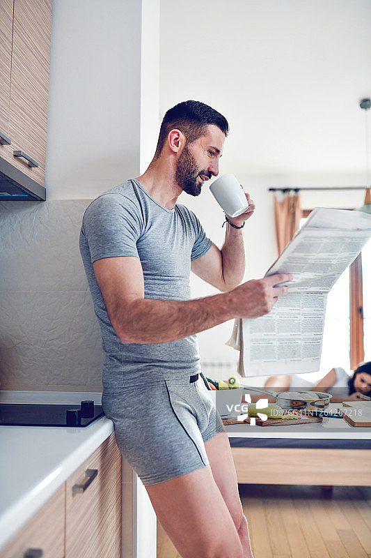 男性以咖啡和报纸开始新的一天图片素材