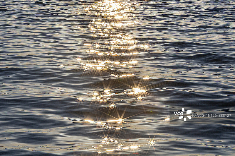 星形海浪上的阳光反射图片素材
