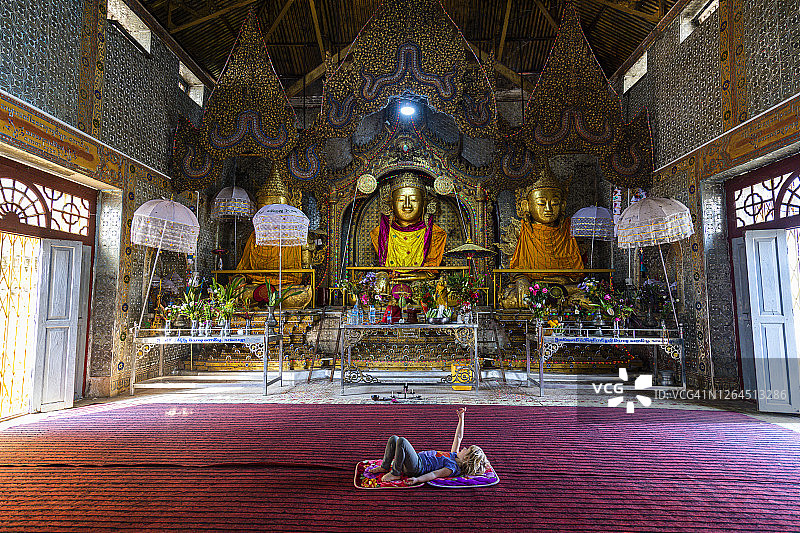 缅甸，Shanstate, Inn Thein，女孩躺在shweindeinpagoda的地板上图片素材
