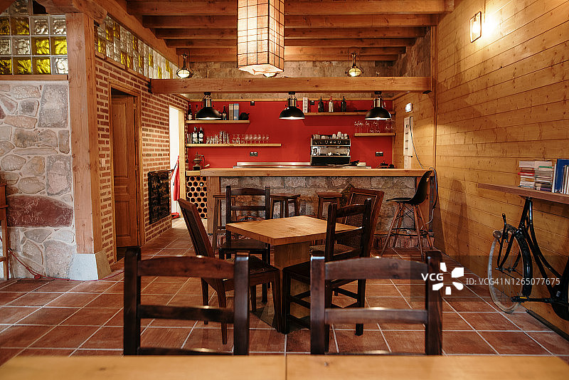 乡村设计和木材元素的酒吧/自助餐厅的室内视图图片素材