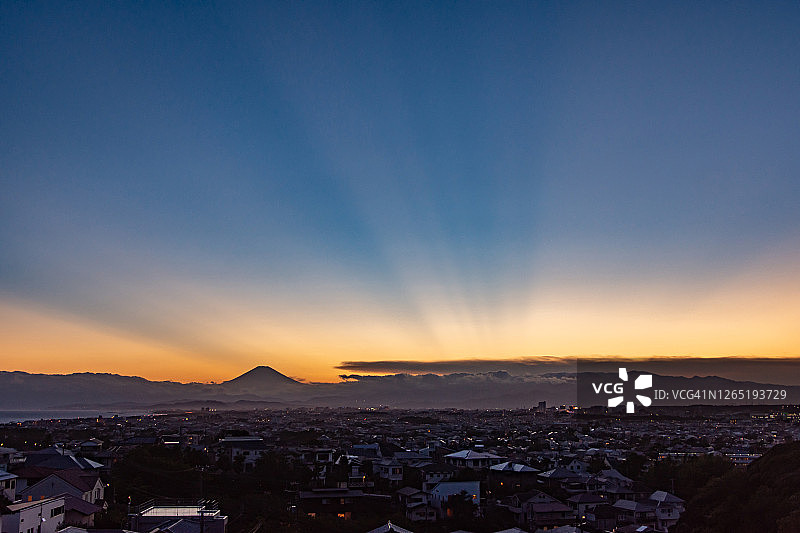 日本神奈川县富士山和住宅区上的夕阳图片素材