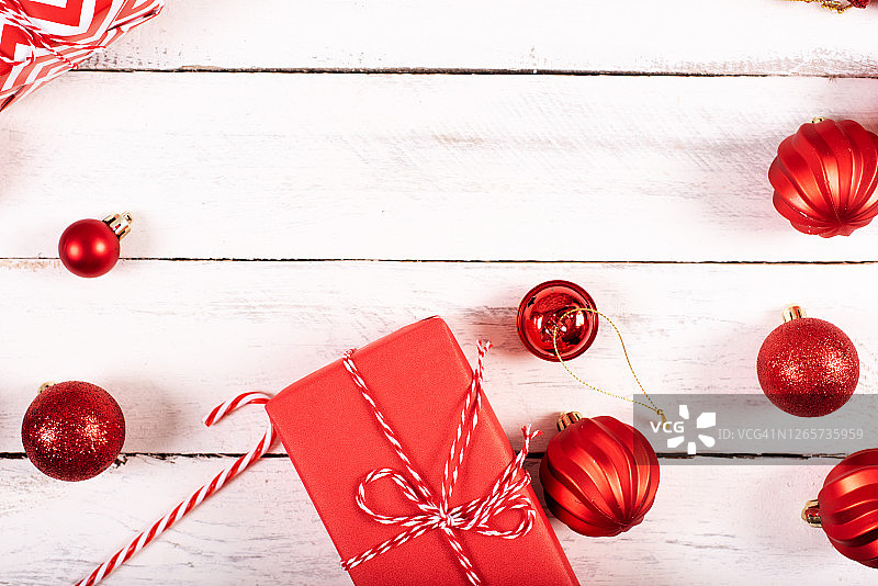 圣诞礼物盒子。圣诞礼物装在红盒子里放在白色的木桌上。平铺与拷贝空间。图片素材