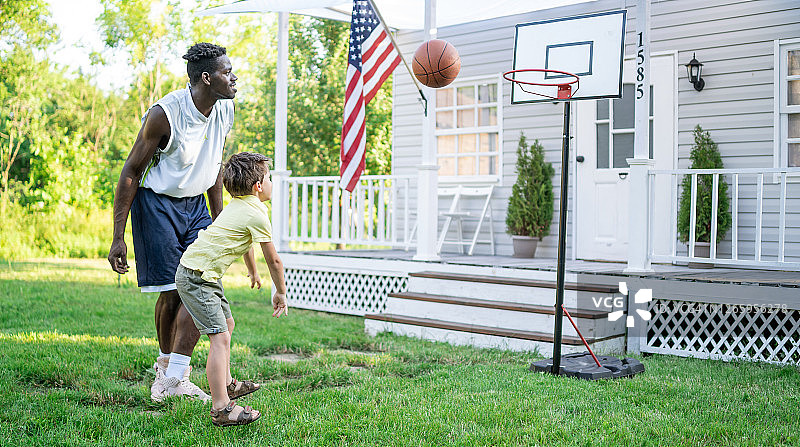 男孩和他的黑人邻居打篮球图片素材