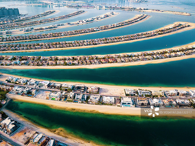 从迪拜鸟瞰日出时的棕榈形岛屿图片素材
