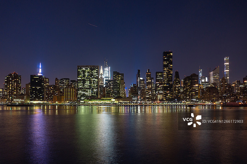 从东河俯瞰曼哈顿的纽约市全景图片素材