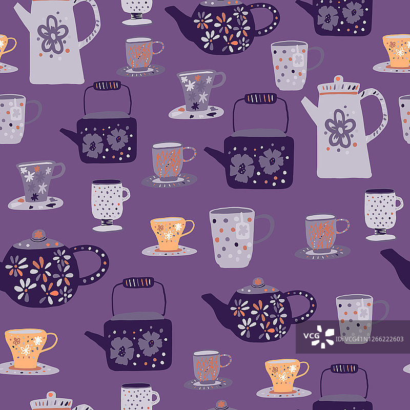 灰橙茶道无缝图案。紫色背景的涂鸦杯和茶壶。图片素材