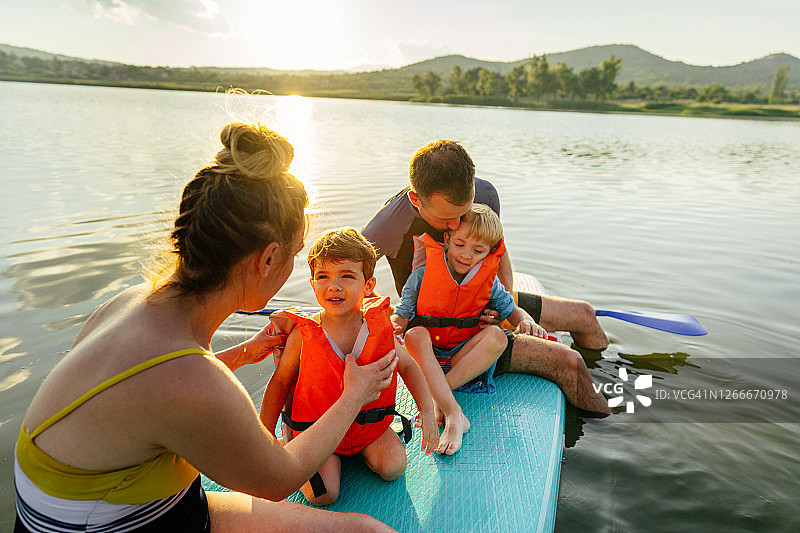 一家人在湖上划船图片素材