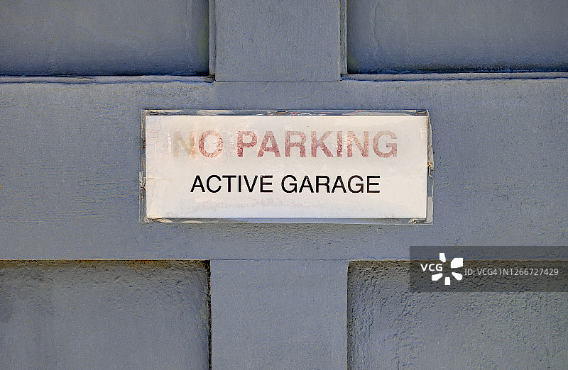 车库上的“禁止停车”标志图片素材