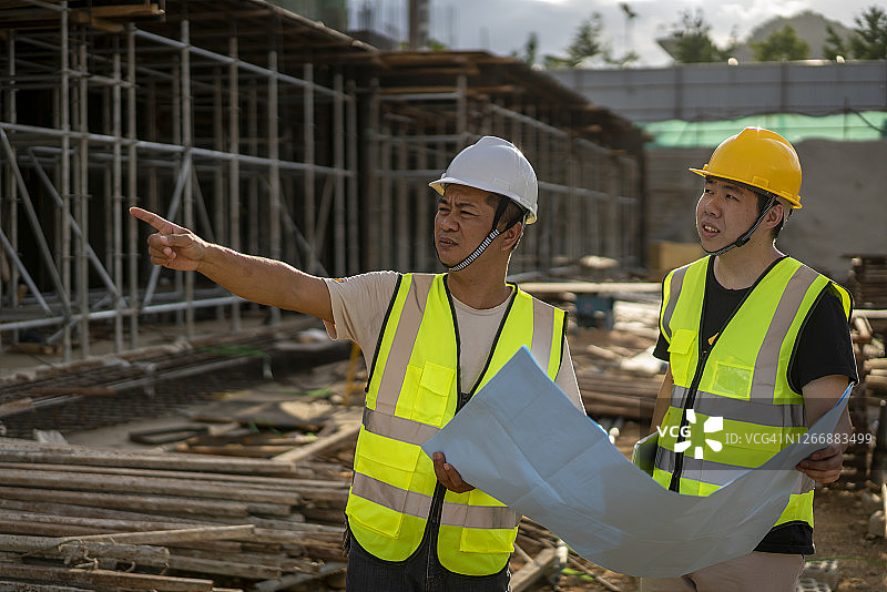 建筑工地上的两个亚洲男性工程师图片素材