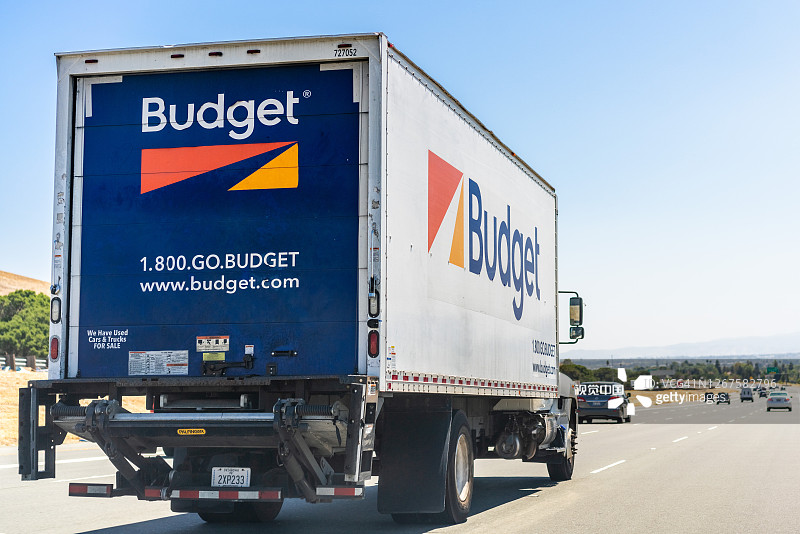 廉价卡车在高速公路上行驶图片素材