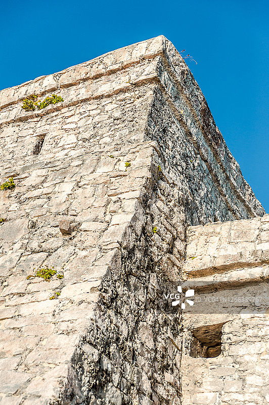 图伦附近玛雅遗址的石头建筑，映衬着晴朗晴朗的蓝天图片素材
