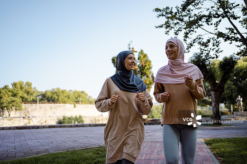 穆斯林运动妇女在公园慢跑图片素材