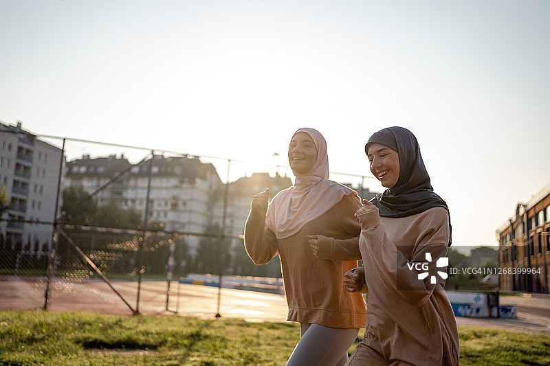 穆斯林妇女在慢跑图片素材