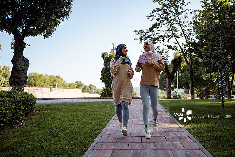 穆斯林运动妇女在公园慢跑图片素材