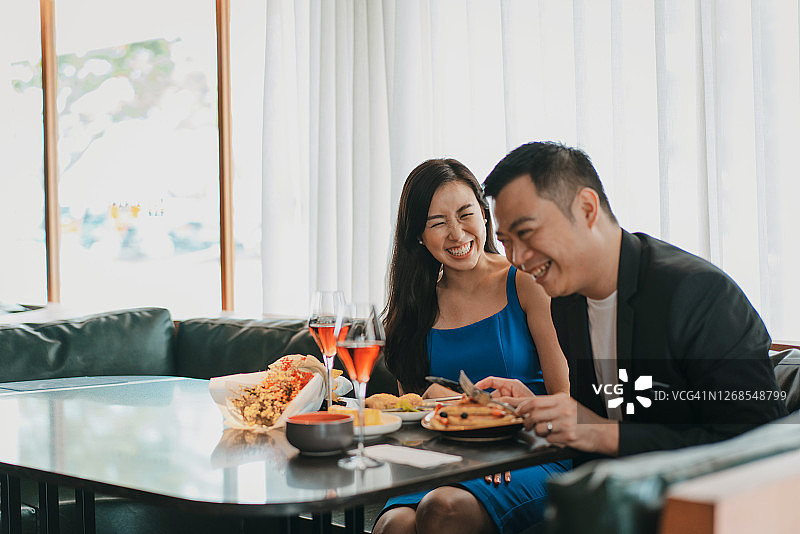 已婚的亚洲夫妇边吃饭边聊天图片素材