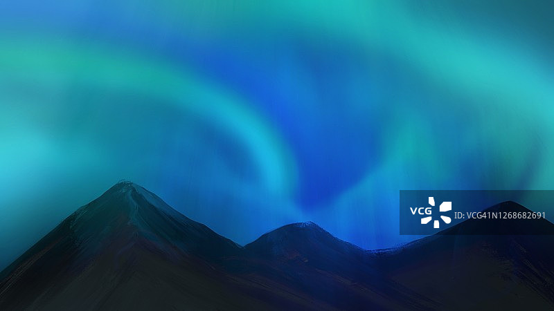 山水画，越过山脉的北极光。图片素材