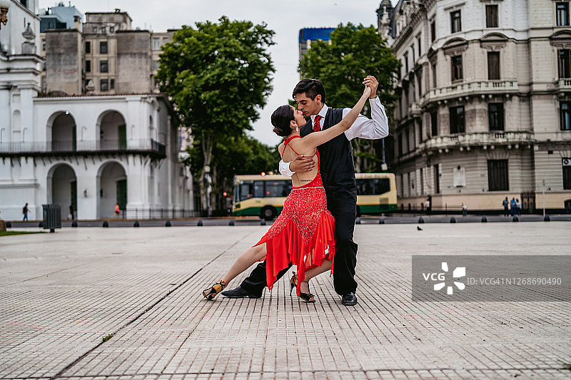 在城市广场上跳探戈的拉丁夫妇图片素材