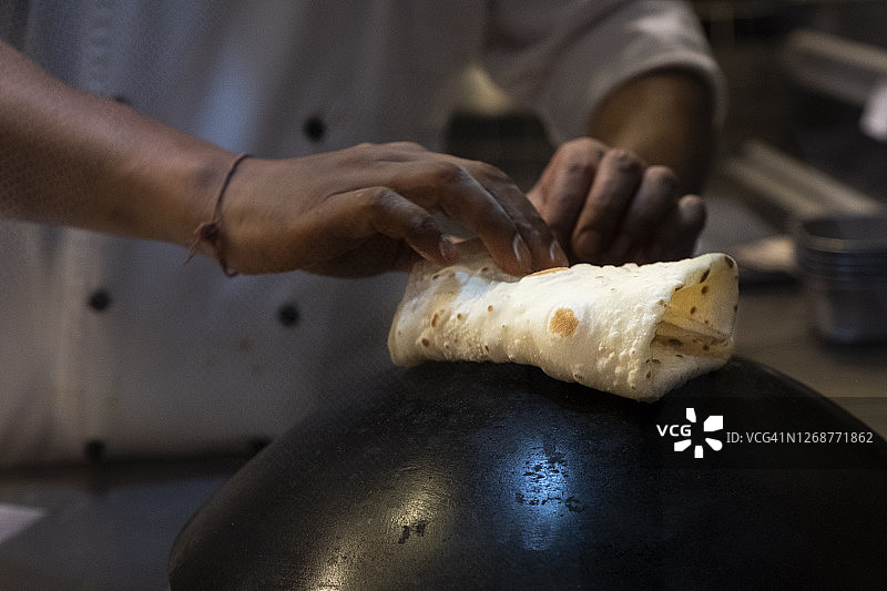 传统印度美食，豪华美食，铁锅烤饼图片素材
