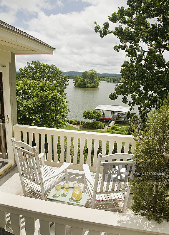可以欣赏汉密尔顿湖景色的摇椅图片素材
