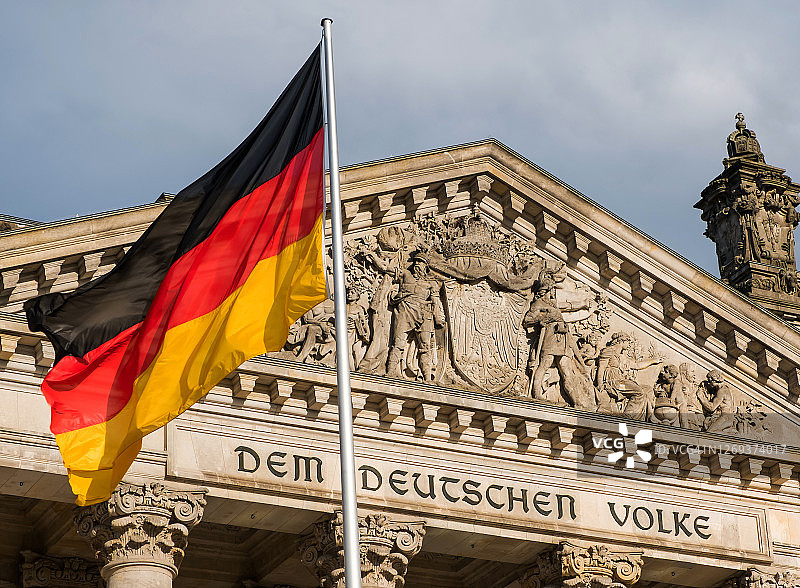 在德国国会大厦的镶边上刻有铭文:“德国人民”和德国国旗图片素材
