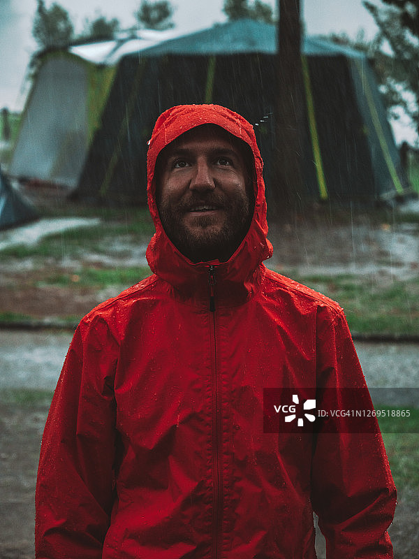 一幅男人在露营时被困在暴风雨中的肖像图片素材