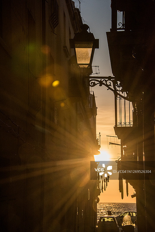 日出穿过奥提吉亚狭窄的小巷图片素材