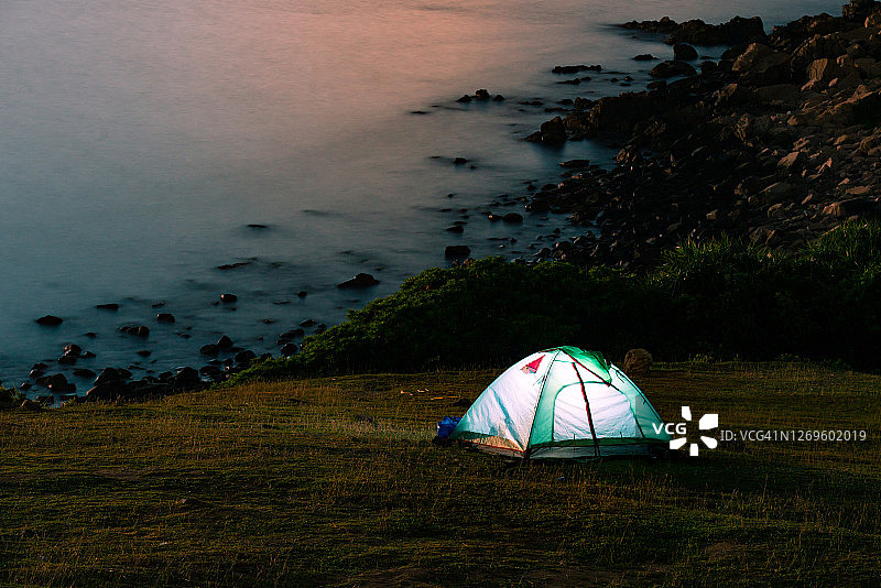香港塔门或草岛悬崖附近的露营帐篷图片素材