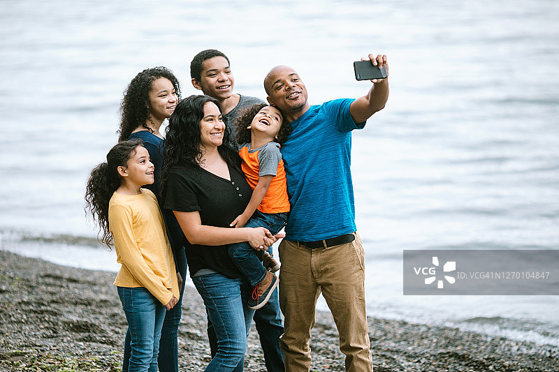 一家人在太平洋西北海滩一起自拍图片素材