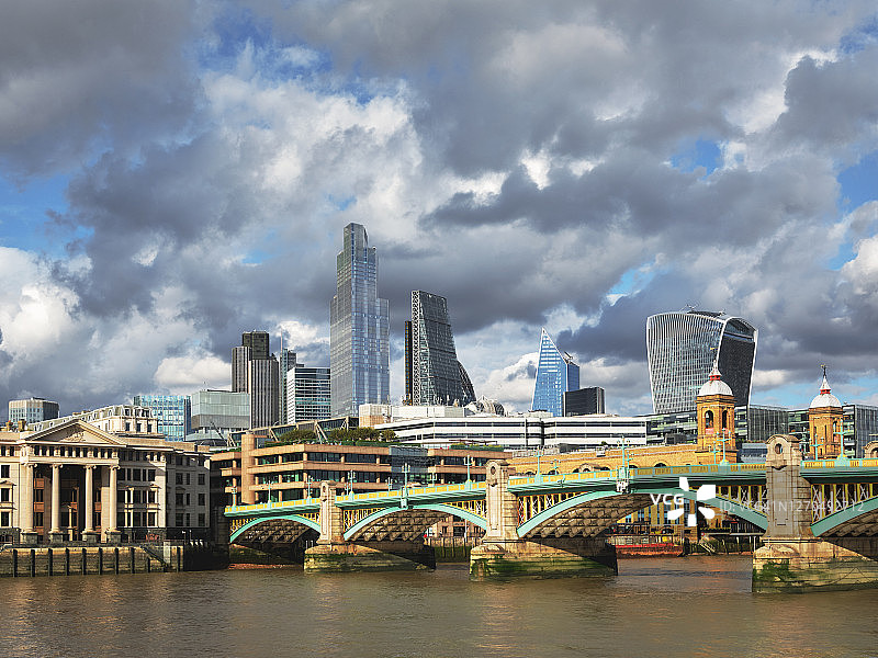 横跨泰晤士河的伦敦城市天际线图片素材