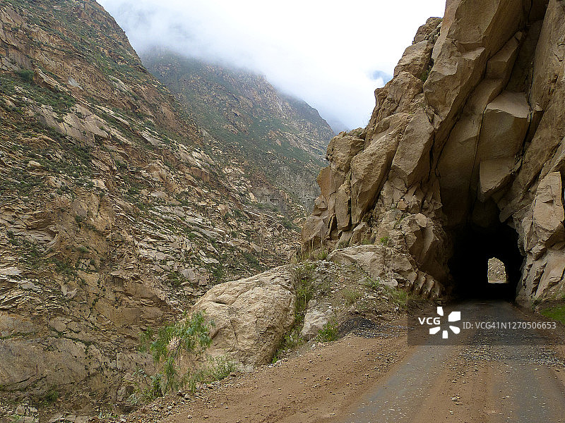 走到“Canon del Pato”(在阴天和潮湿的日子穿过岩石隧道的鸭子峡谷)图片素材