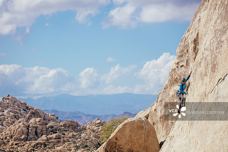 一个女人正在攀登岩石仙境。图片素材