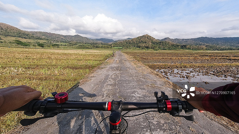 观点(POV)越野山地自行车图片素材