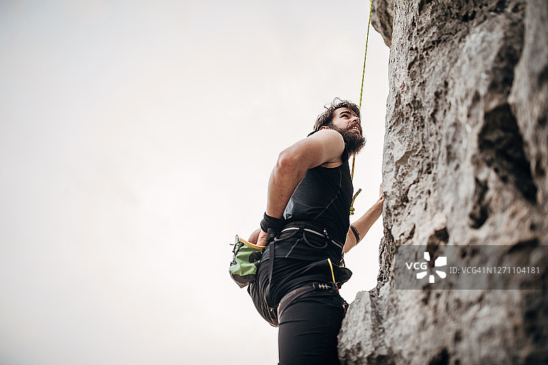 一个运动的男性自由攀登者用粉笔图片素材