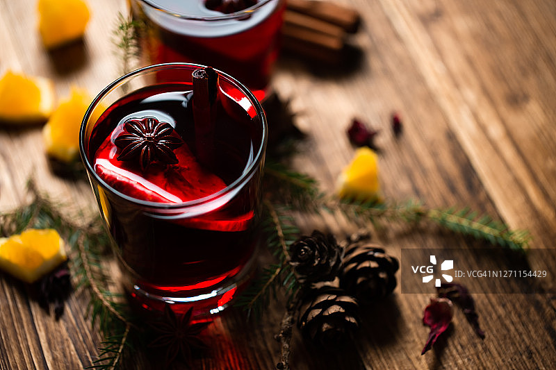用透明玻璃杯盛着圣诞热葡萄酒，并撒上香料和柠檬片图片素材