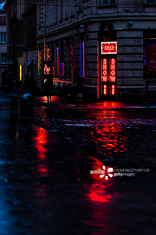 利沃夫老城里诺克市场广场上的红色霓虹灯在晚上为脱衣舞俱乐部性爱图片素材