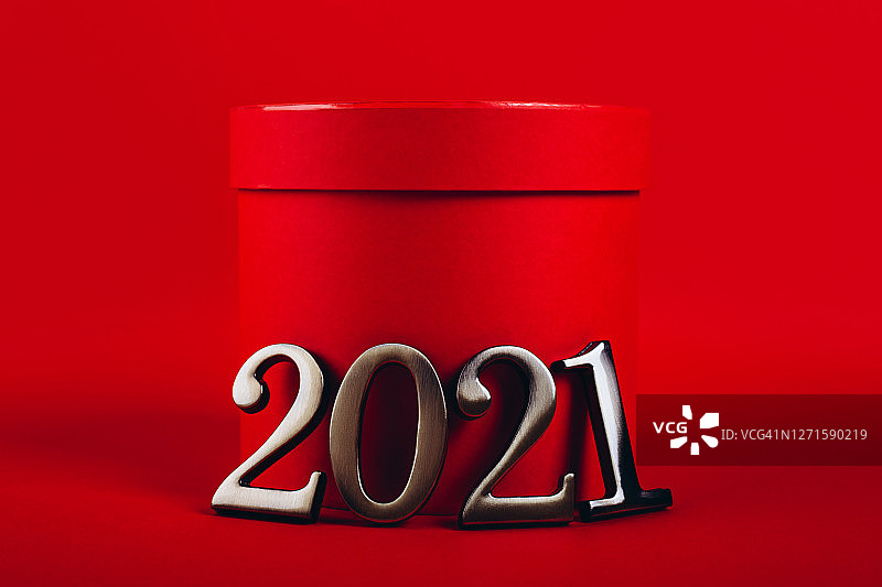 红色礼品盒和数字2021图片素材