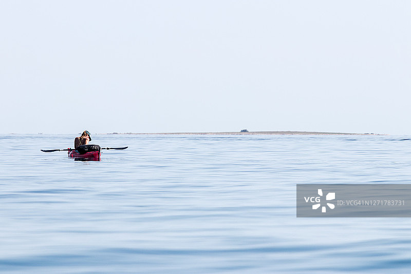 女人在皮划艇与复印空间图片素材