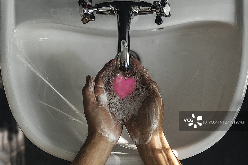 男人用心形肥皂洗手图片素材