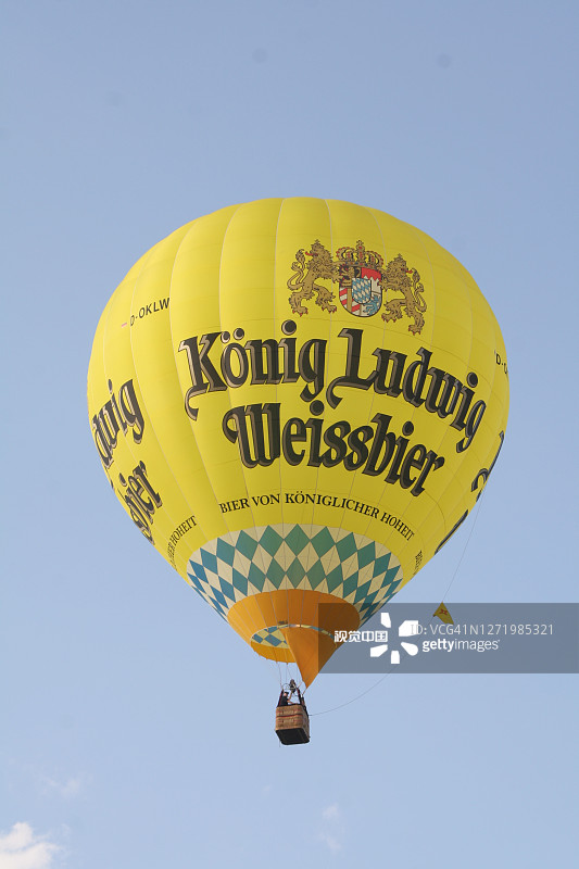 每年，德国北莱茵-威斯特伐利亚的沃斯坦，都会在蓝天前系上印有沃斯坦纳啤酒广告的气球图片素材