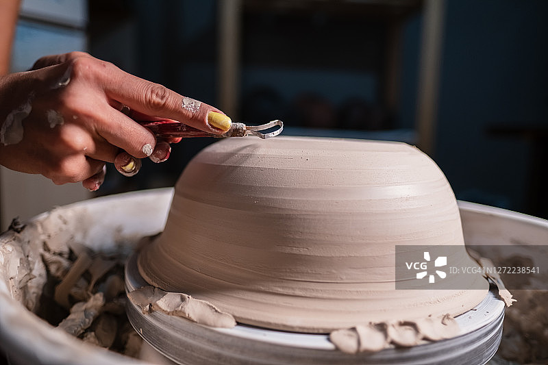 用陶器工具雕刻粘土图片素材