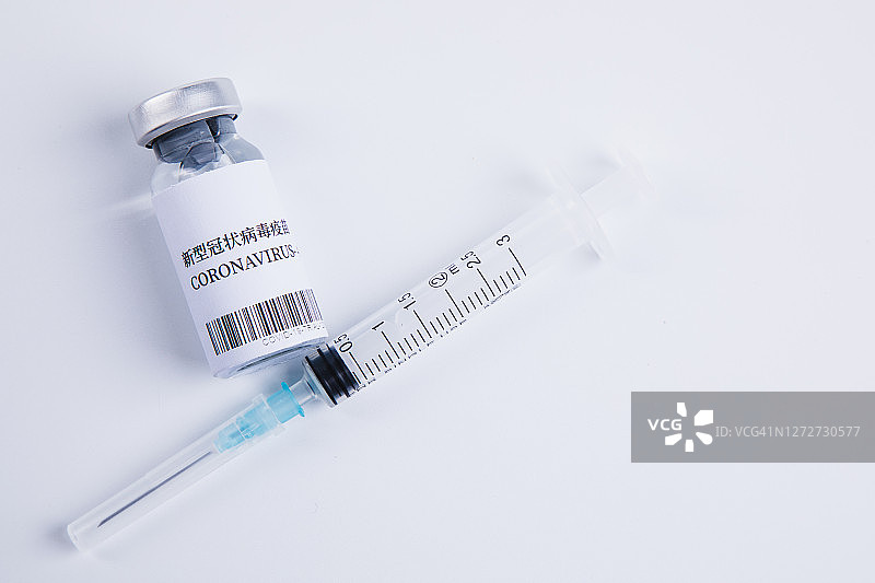 标签上有中文文字的冠状病毒疫苗注射器和小瓶图片素材