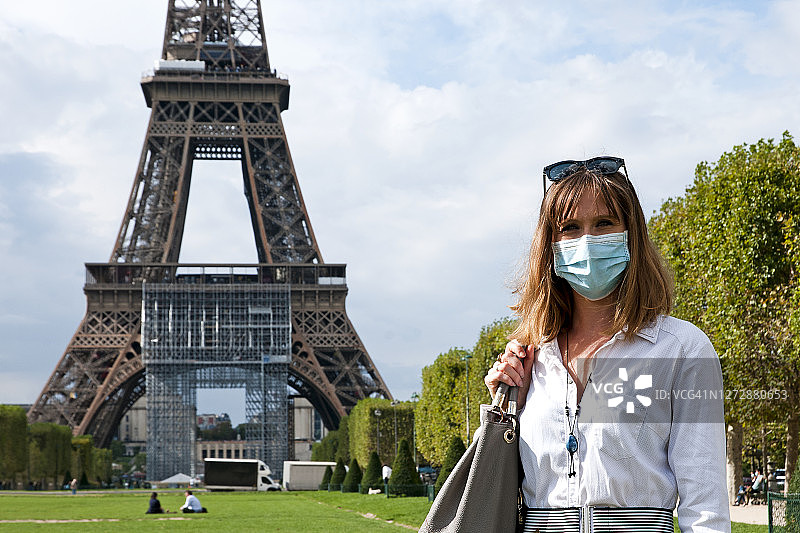 新冠肺炎大流行期间在巴黎旅游的游客图片素材