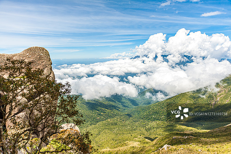Itatiaia国家公园(意大利国家公园)山顶云中Pico das Prateleiras(架子峰)的岩石形成图片素材