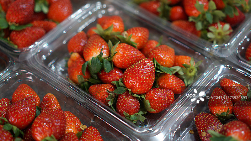 塑料容器里的草莓图片素材