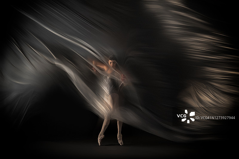 芭蕾舞女演员在薄尼龙上跳舞图片素材