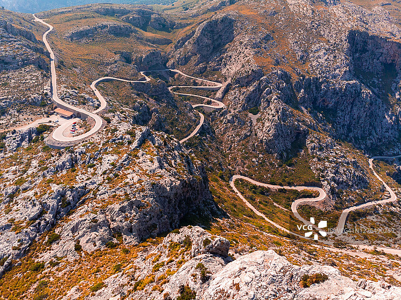 鸟瞰图，马略卡岛群山中的蜿蜒道路。图片素材