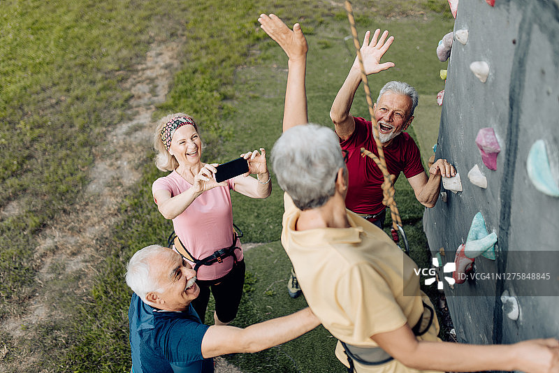 一群老年人在运动攀岩墙上玩得很开心图片素材