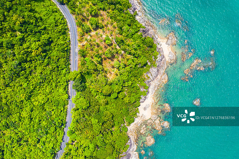 无人机的道路和海岸线与绿松石海图片素材