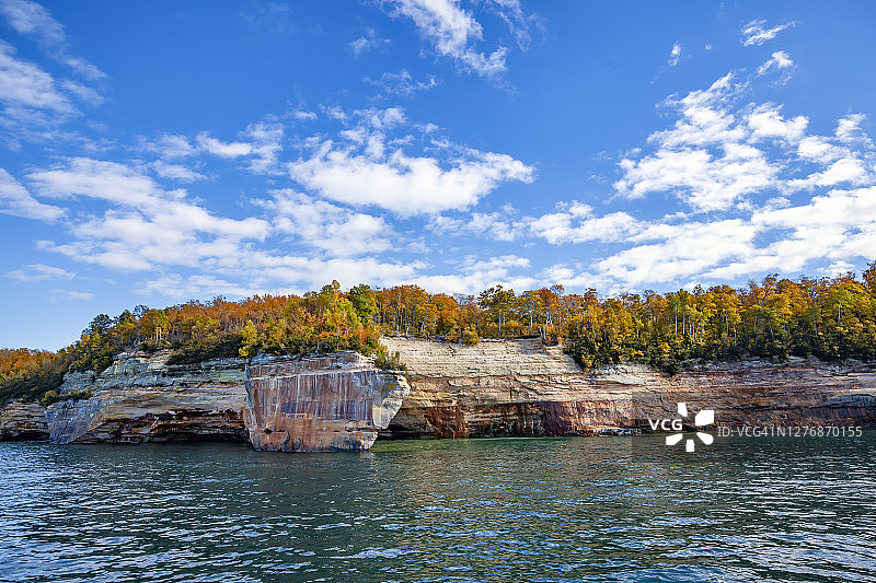 秋天的颜色在岩石国家湖岸图片素材