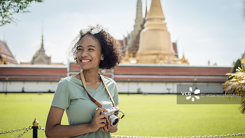 一名女游客在泰国曼谷著名的旅游观光胜地享受着旅行图片素材